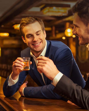 GeckoCustom Gifts for Men Dad, 9 Oz Whiskey Gun Decanter Set with Glasses, Unique Dad Birthday Gift Ideas from Daughter Son, Retirement Bar Stuff Gift for Father Him Brother,Cool Dispenser for Liquor Vodka