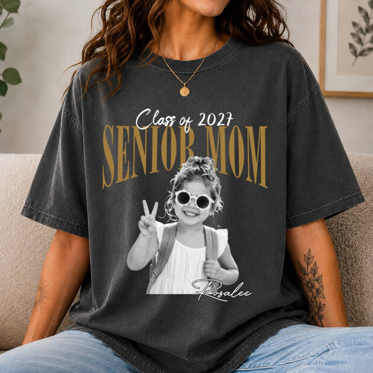 Custom Senior Mom 2027 Retro Comfort Shirt - Personalized Class of 2027 Gift, Proud Family Gift HO82 903250