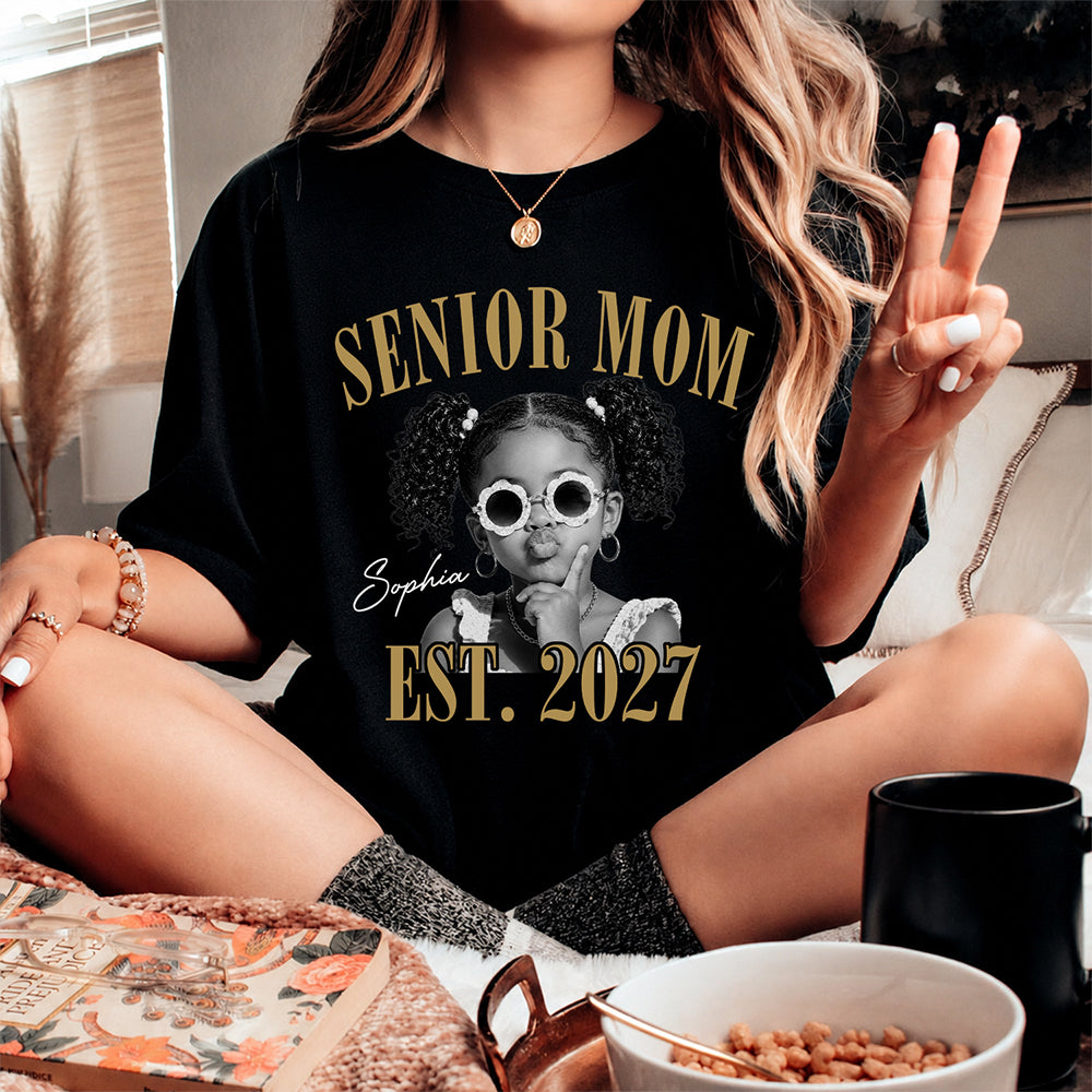 Custom Photo Senior Mom EST. 2027 Retro Comfort Shirt - Personalized Class of 2027 Gift, Proud Family Gift HO82 903244