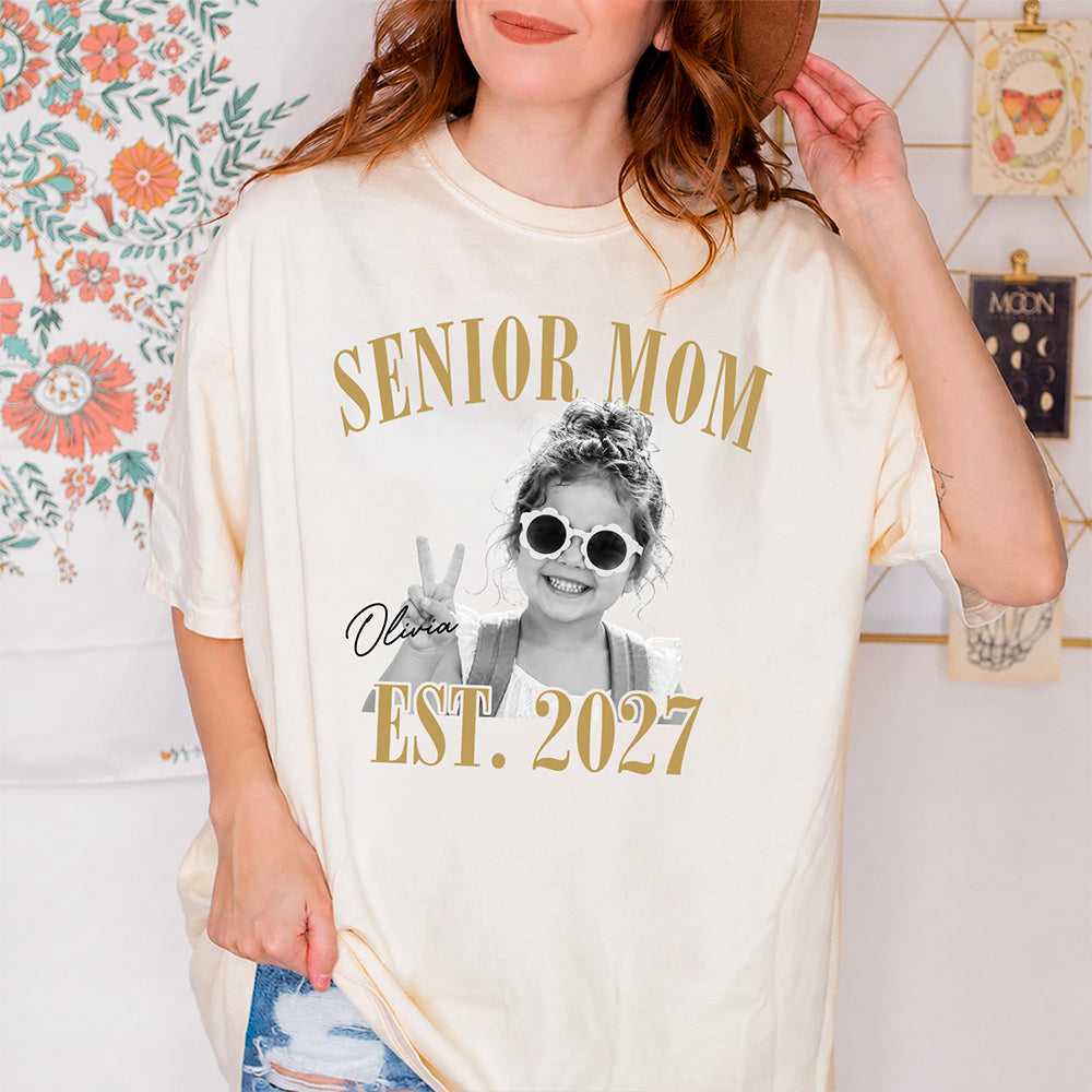 Custom Photo Senior Mom EST. 2027 Retro Comfort Shirt - Personalized Class of 2027 Gift, Proud Family Gift HO82 903244