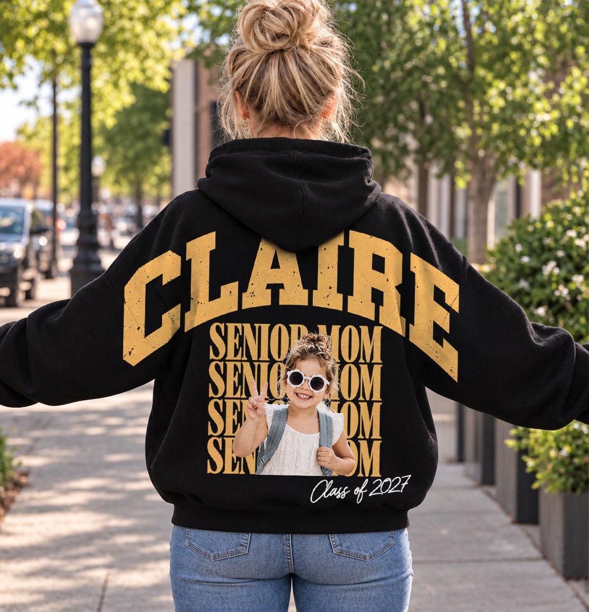 Custom Retro Senior Mom Shoulder to Shoulder Sweatshirt & Hoodie - Personalized Class of 2027 Gift, Proud Family Gift HO82 904006