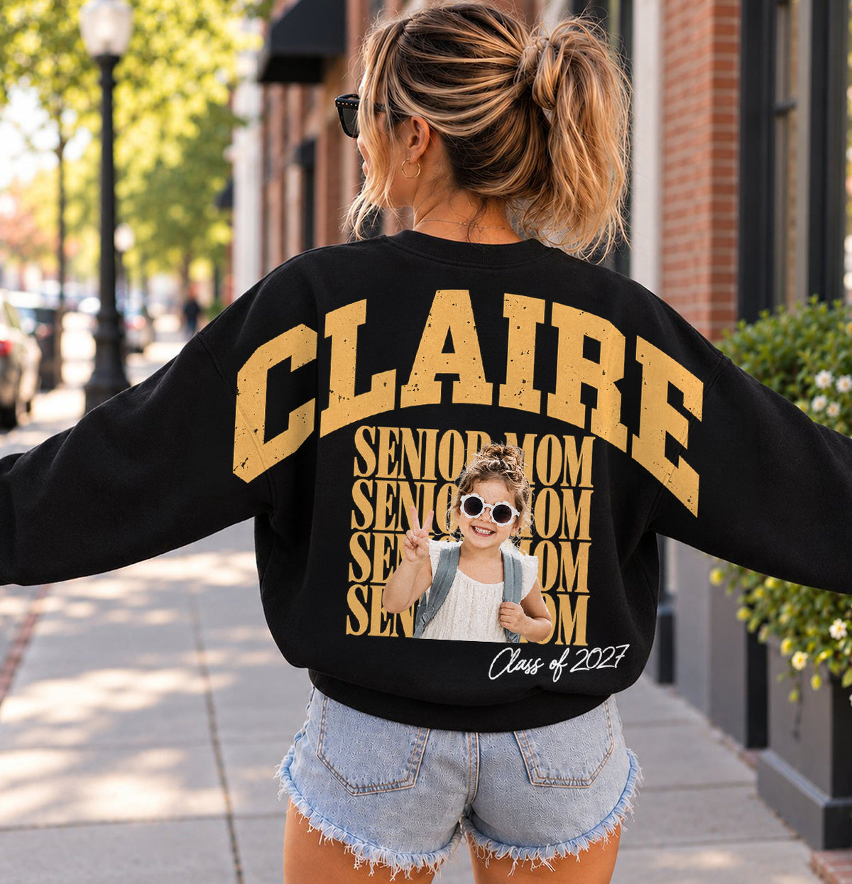 Custom Retro Senior Mom Shoulder to Shoulder Sweatshirt & Hoodie - Personalized Class of 2027 Gift, Proud Family Gift HO82 904006
