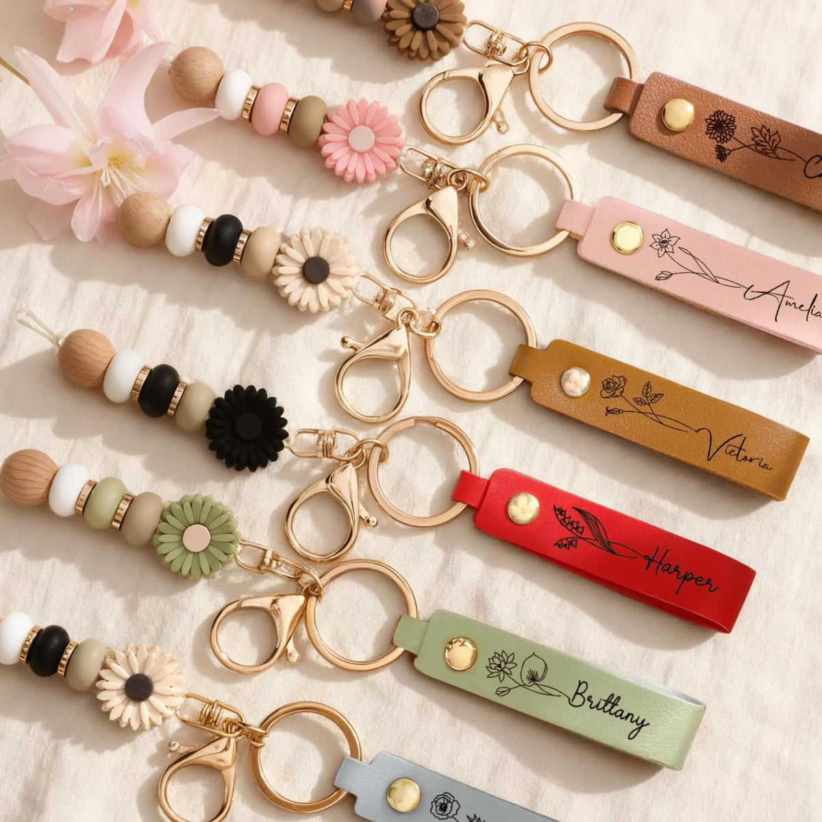 Personalized Name Daisy Beaded Keyring - Gift For Mom, Mother's Day, Girlfriend, Woman HO82 902092