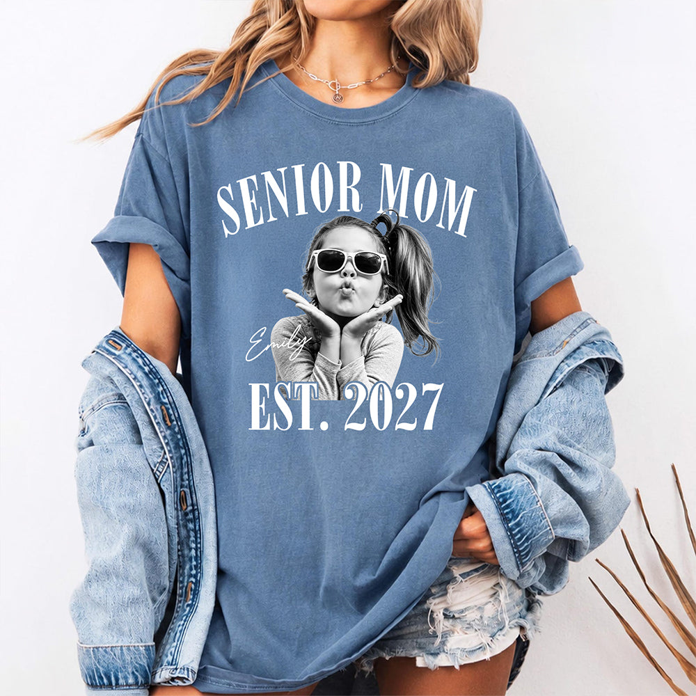 Custom Photo Senior Mom EST. 2027 Retro Comfort Shirt - Personalized Class of 2027 Gift, Proud Family Gift HO82 903244
