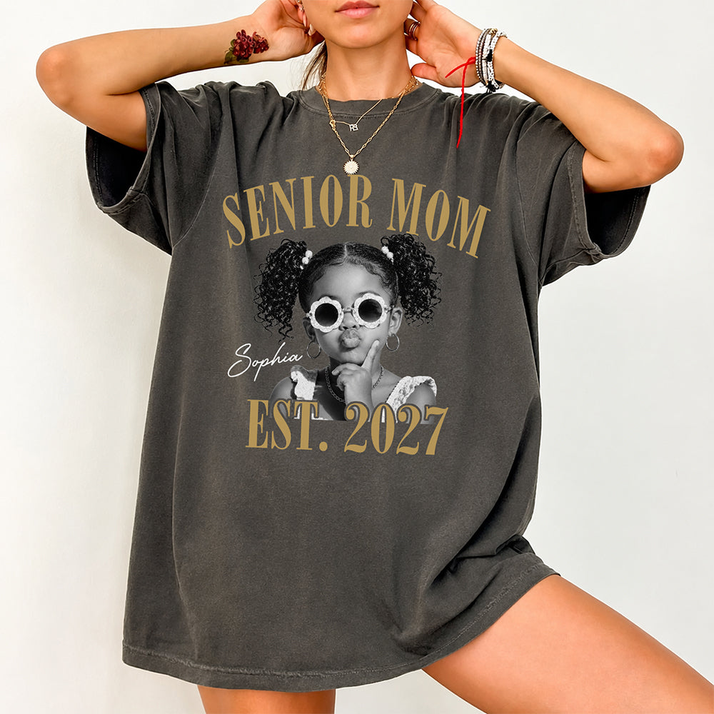 Custom Photo Senior Mom EST. 2027 Retro Comfort Shirt - Personalized Class of 2027 Gift, Proud Family Gift HO82 903244