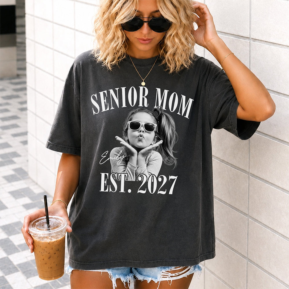 Custom Photo Senior Mom EST. 2027 Retro Comfort Shirt - Personalized Class of 2027 Gift, Proud Family Gift HO82 903244