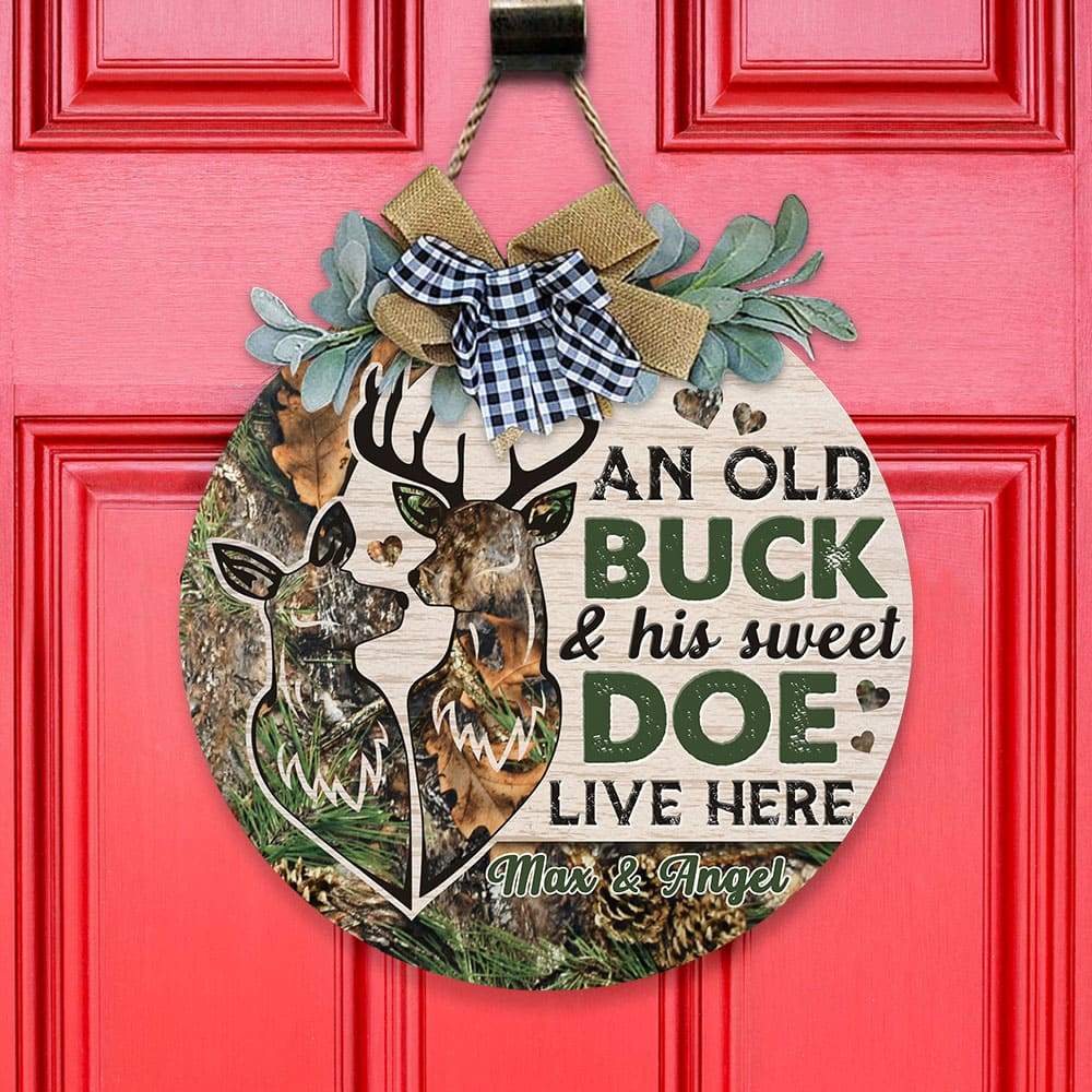 GeckoCustom An Old Buck & His Sweet Doe Live Here Hunting Wood Sign, Door Sign With Wreath HN590 18 Inch