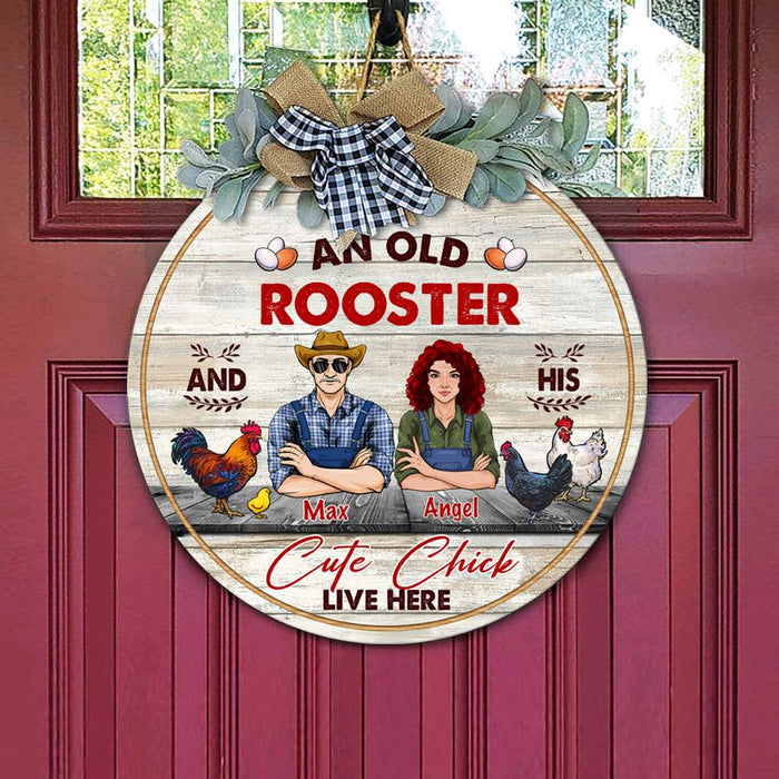 GeckoCustom An Old Rooster & His Cute Chick Farmer Flower Door Hanger, Wooden Door Sign With Wreath, Farmer Gift HN590 18 inch