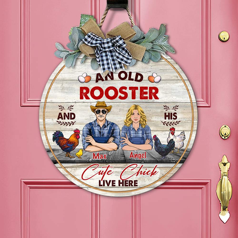 GeckoCustom An Old Rooster & His Cute Chick Farmer Flower Door Hanger, Wooden Door Sign With Wreath, Farmer Gift HN590 18 inch