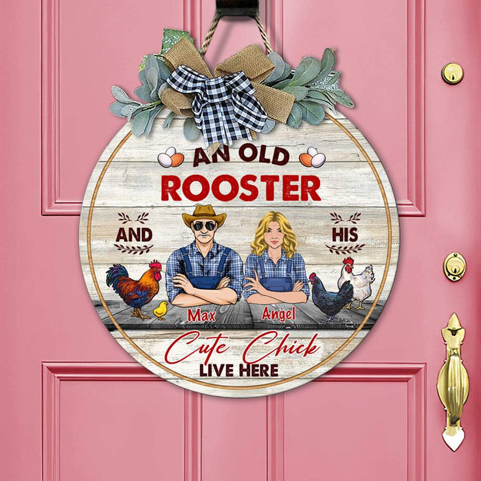 GeckoCustom An Old Rooster & His Cute Chick Farmer Flower Door Hanger, Wooden Door Sign With Wreath, Farmer Gift HN590 12 inch