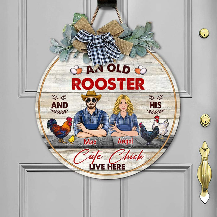 GeckoCustom An Old Rooster & His Cute Chick Farmer Flower Door Hanger, Wooden Door Sign With Wreath, Farmer Gift HN590 13.5 inch
