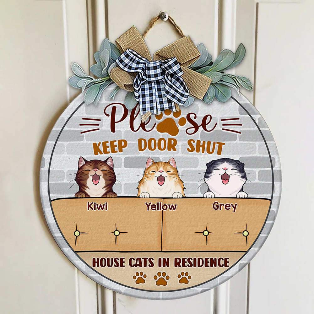 GeckoCustom Please Keep The Door Shut Cat Wooden Door Sign With Wreath, House Cat In Residence HN590 12 Inch