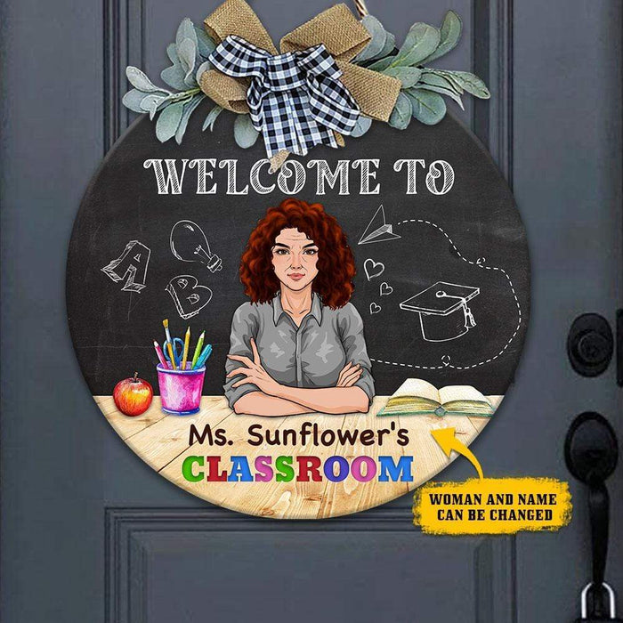 GeckoCustom Welcome To Classroom Teacher Wooden Door Sign With Wreath HN590 13.5 inches