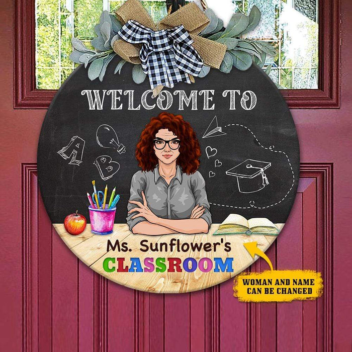 GeckoCustom Welcome To Classroom Teacher Wooden Door Sign With Wreath HN590