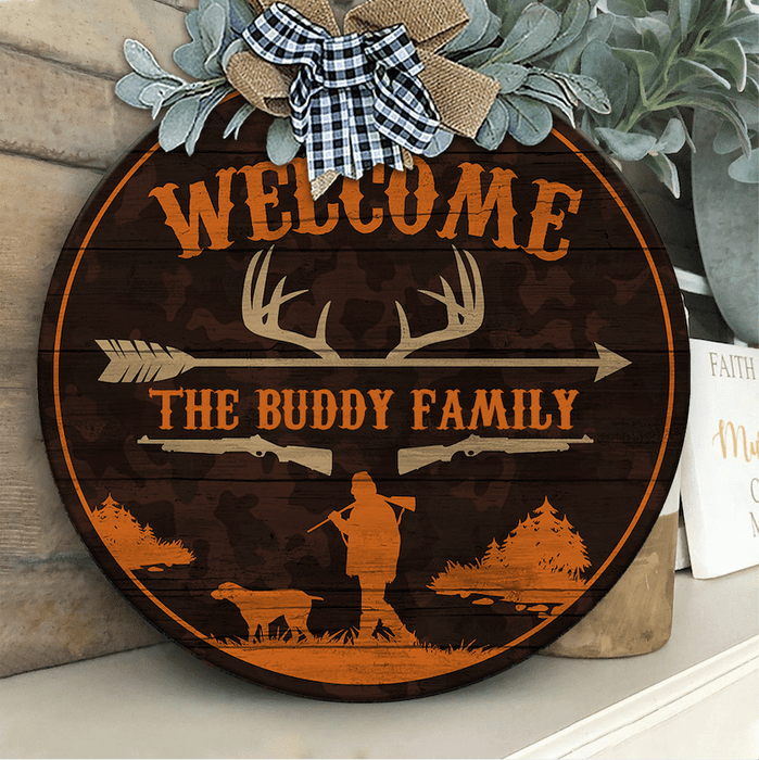 GeckoCustom Welcome To Hunter's Home Hunting Wood Sign, Hunting Gift, Round Wood Sign HN590 18 Inch