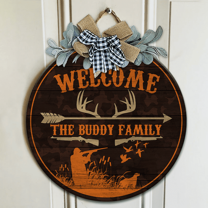 GeckoCustom Welcome To Hunter's Home Hunting Wood Sign, Hunting Gift, Round Wood Sign HN590 12 Inch